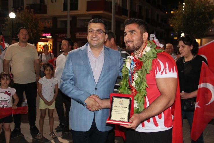 Çan’da Avrupa Şampiyonu Güreşçisine Coşkulu Karşılama