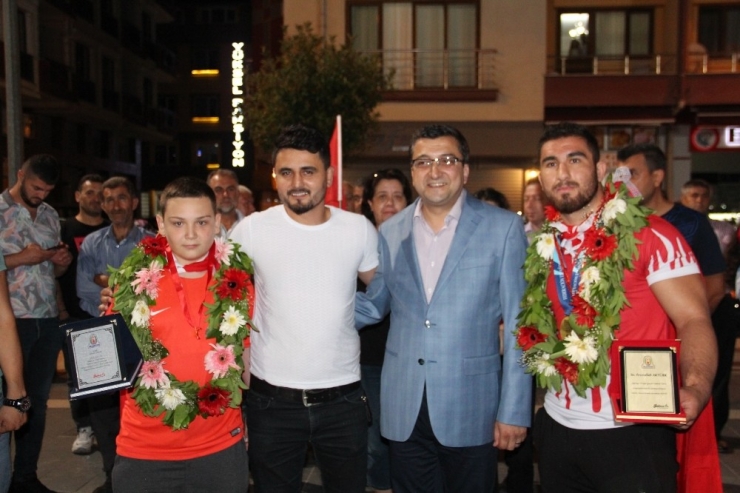 Çan’da Avrupa Şampiyonu Güreşçisine Coşkulu Karşılama