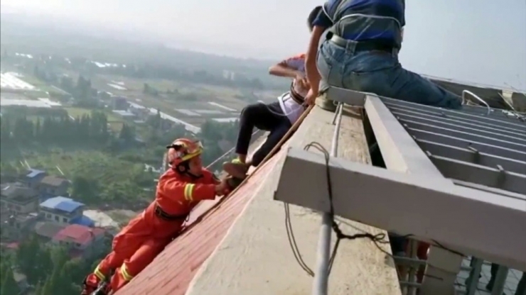İlkokul Öğrencisi 28 Katlı Binanın Çatısından Kurtarıldı