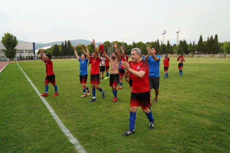 Rektörün De Forma Giydiği Maçta 25 Yıl Sonra Şampiyonluk Sevinci