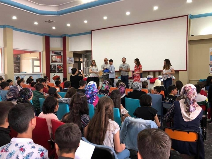 Gençlerin Çifte Karne Sevinci