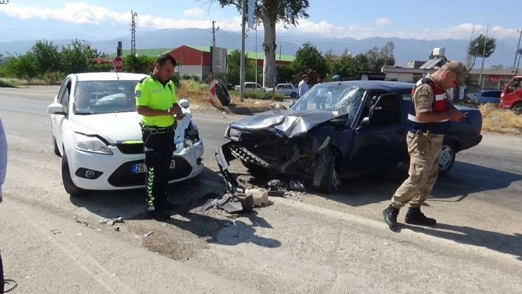 Hatay’da Trafik Kazası: 2 Yaralı