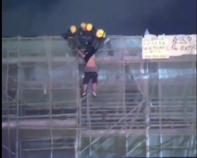 Hong Kong’da Pankart Asarken Ölen Göstericinin Düşme Anı