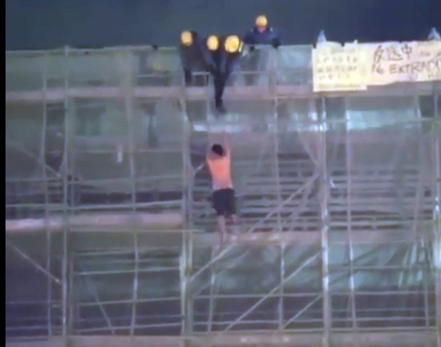 Hong Kong’da Pankart Asarken Ölen Göstericinin Düşme Anı