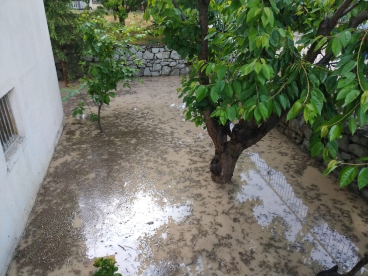 Isparta’da Sağanak Yağış Sele Dönüştü