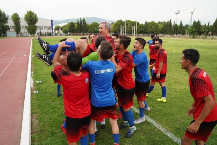 Rektörün De Forma Giydiği Maçta 25 Yıl Sonra Şampiyonluk Sevinci