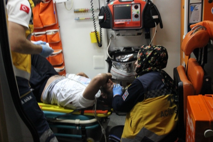 Kocaeli’de Otomobil Yolcu Otobüsüne Çarptı: 2 Yaralı