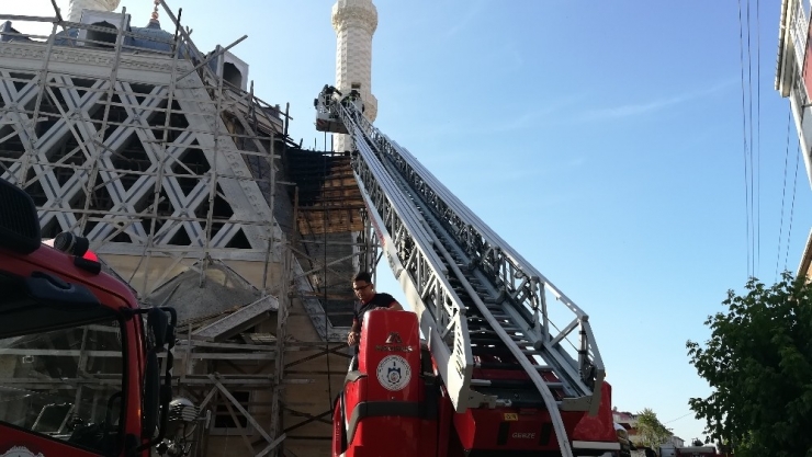 Cami İnşaatında Çıkan Yangın Paniğe Neden Oldu