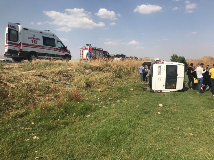 Nusaybin’de İşçileri Taşıyan Minibüs Devrildi: 16 Yaralı