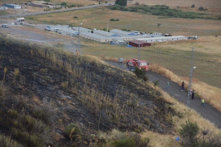 Otluk Alanda Çıkan Yangın Evlere Sıçramadan Söndürüldü