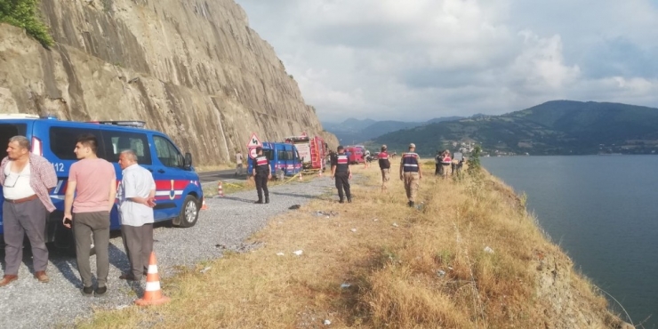 Yakınlarını İndirip Aracı Baraj Gölüne Sürdü