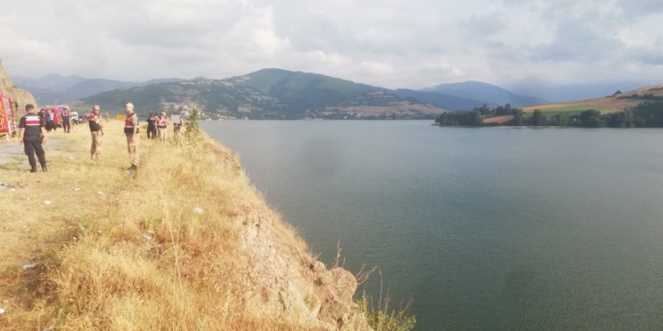 Yakınlarını İndirip Aracı Baraj Gölüne Sürdü