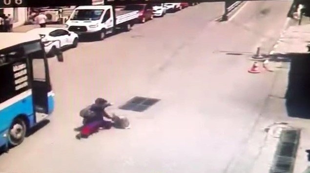 Yağmurdan Kaçmak İstedi Aracın Altında Kalmaktan Son Anda Kurtuldu