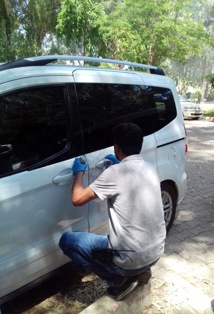 Tarsus’ta Hırsızlar, Gazinin Aracını Soydu