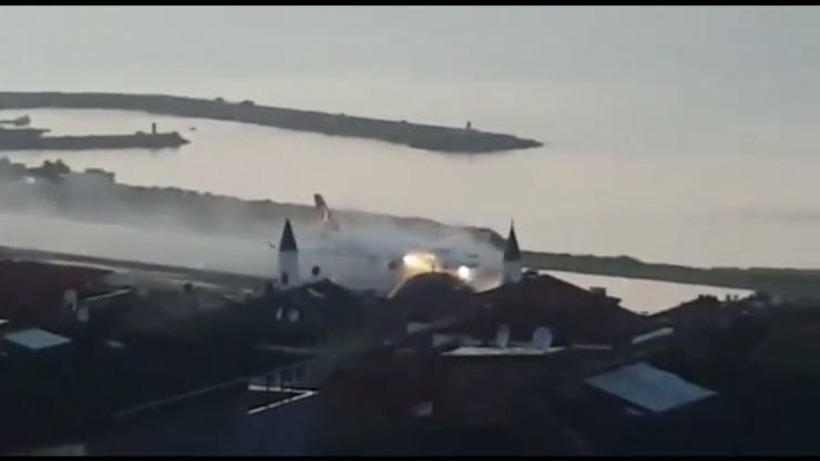 Trabzon’da Şiddetli Yağış Sonrası Göle Dönen Piste Uçak Böyle İndi