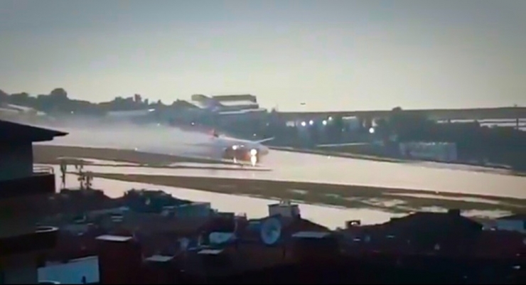 Trabzon’da Şiddetli Yağış Sonrası Göle Dönen Piste Uçak Böyle İndi