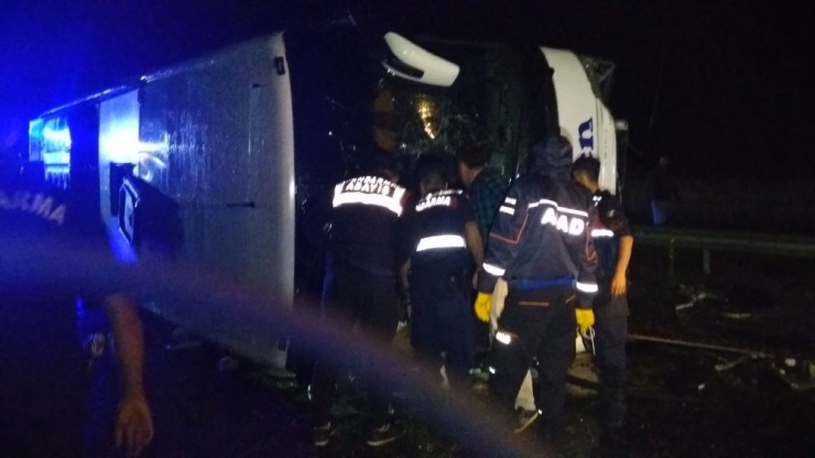 Yolcu Otobüsü Devrildi: 16 Yaralı