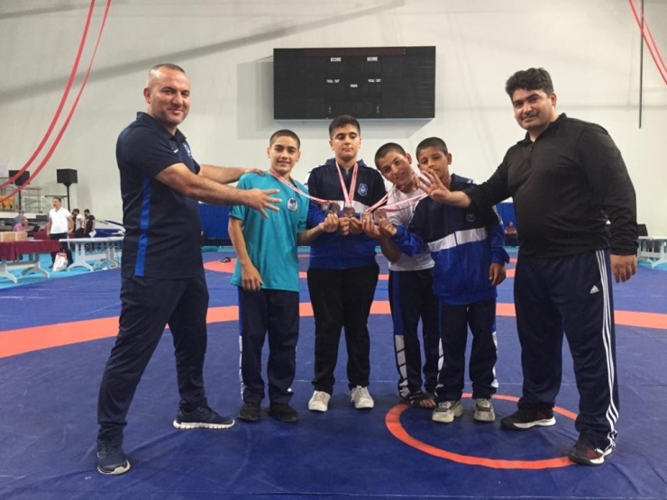 Yunusemreli Güreşçiler Ankara’dan Madalyalarla Döndü