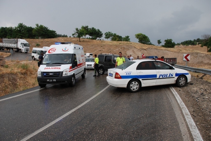 Traktör İle Hafif Ticari Araç Çarpıştı: 4 Yaralı