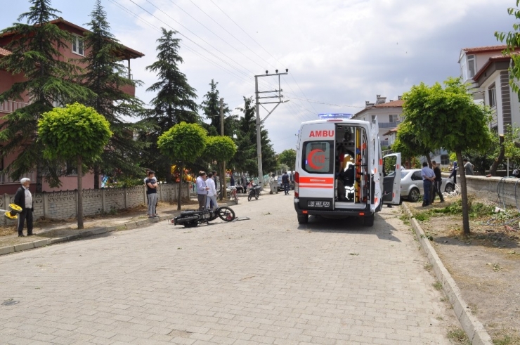 Otomobil Elektrikli Bisiklet Ve Motosikletle Çarpıştı, 2 Yaralı
