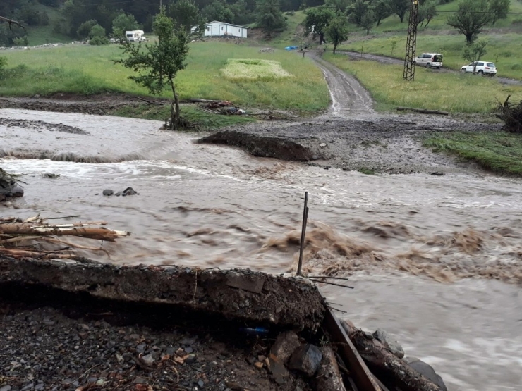 Jandarma Dere Yatağında Mahsur Kalan 7 Kişiyi Kurtardı