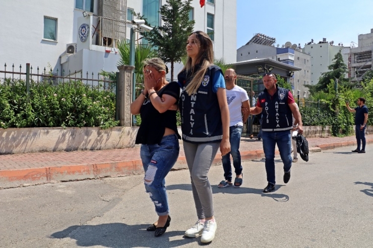 Yaşlı Alman Vatandaşları, ’Alman Kriminal Polisiyiz’ Diye Dolandırdılar