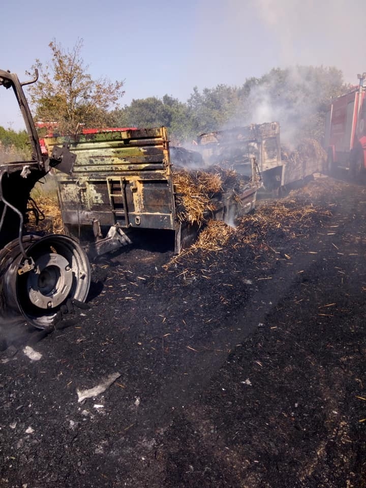 Saman Yüklü Traktör Yandı
