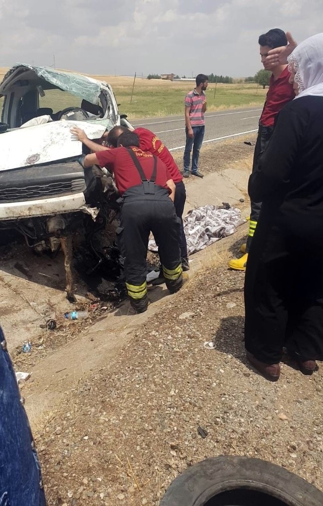 Diyarbakır’da Hafif Ticari Araç Refüje Çarptı: 1 Ölü, 3 Yaralı