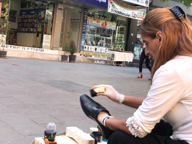 Çektiği Acılara Dayanamayıp Evden Kaçtı, Ayakkabı Boyayarak Yaşama Tutunuyor