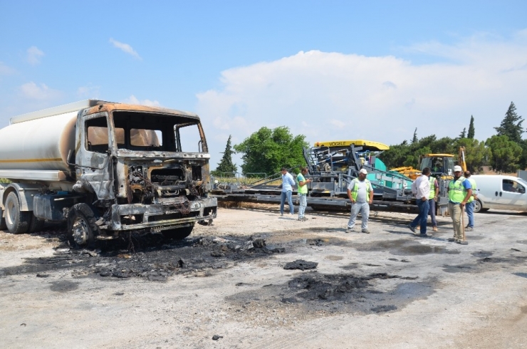 Hatay’da Karayolunda Çalışan Araçlar Yandı