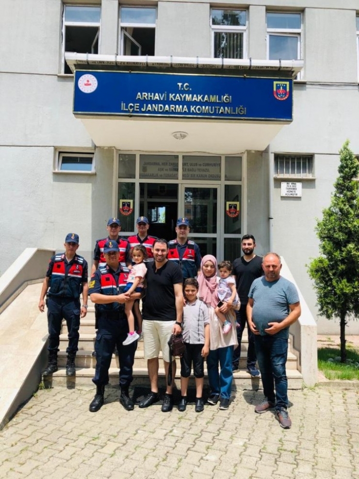 Jandarma Ekipleri, Libyalı Turistin Kaybolan El Çantasını Kısa Sürede Buldu