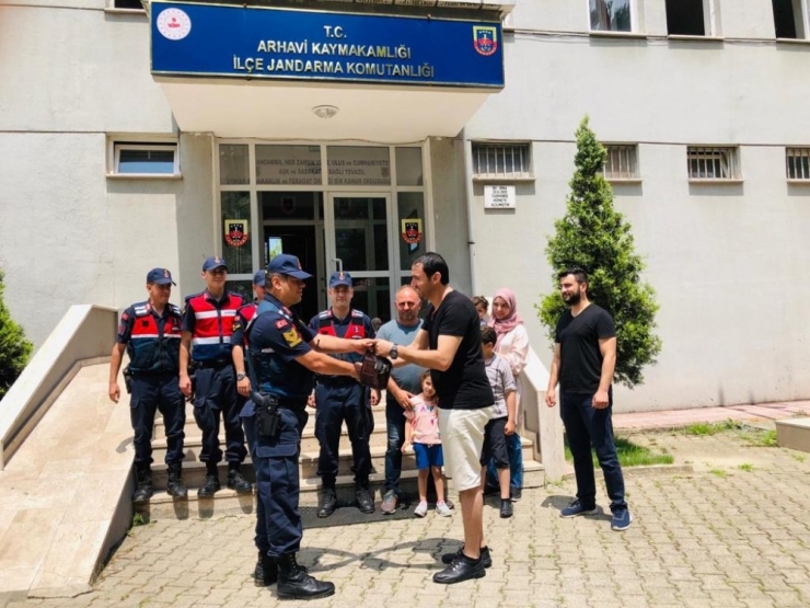 Jandarma Ekipleri, Libyalı Turistin Kaybolan El Çantasını Kısa Sürede Buldu