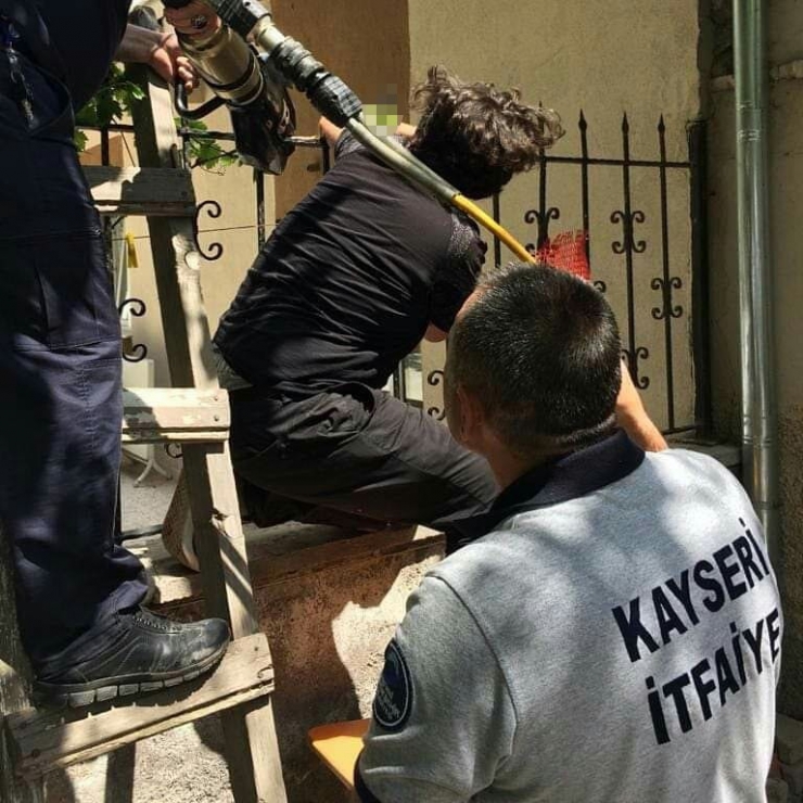 Bahçe Duvarından Atlarken Kolu Demir Korkuluklara Saplandı