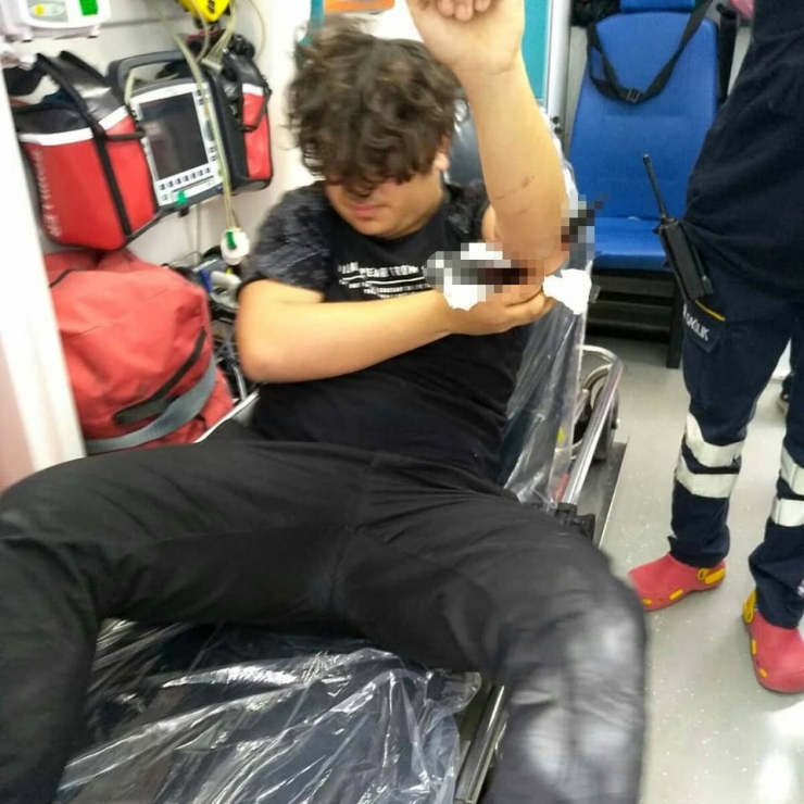 Bahçe Duvarından Atlarken Kolu Demir Korkuluklara Saplandı