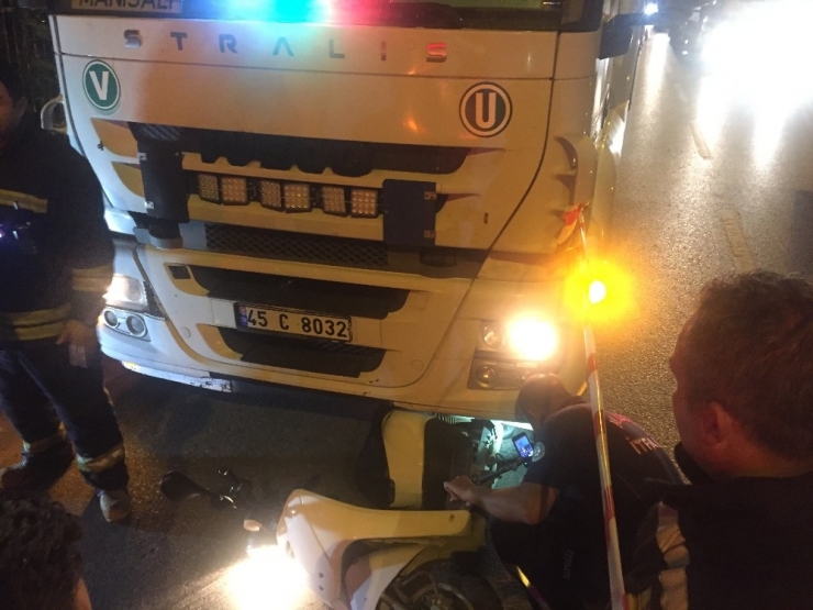 Elektrikli Bisiklet Sürücüsü Tırın Altında Can Verdi