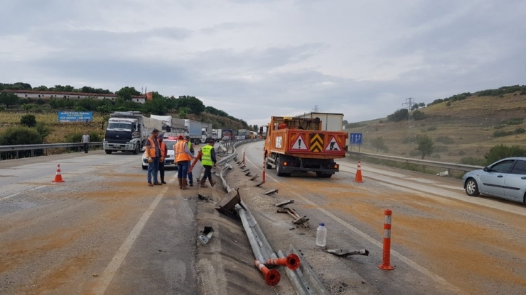 Makas Atarak Yokuştan İnen Tır Bariyerlere Çarptı