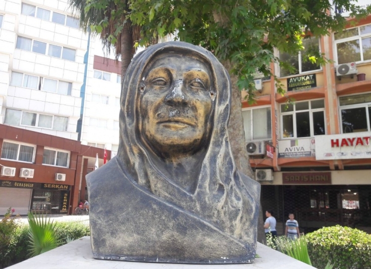 Tarsus’ta Zübeyde Hanım Büstündeki Gözlüğü Çaldılar