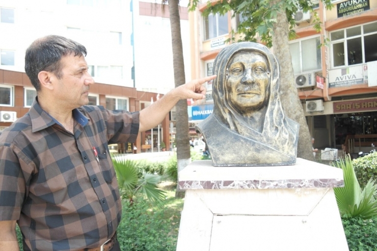 Tarsus’ta Zübeyde Hanım Büstündeki Gözlüğü Çaldılar