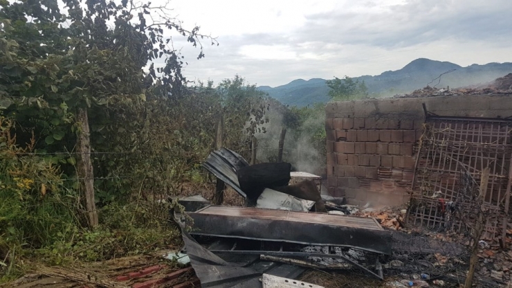 Yıldırım Düşen Ev Yandı