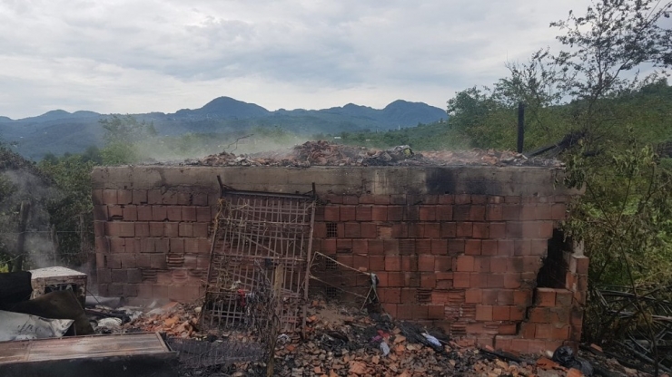Yıldırım Düşen Ev Yandı