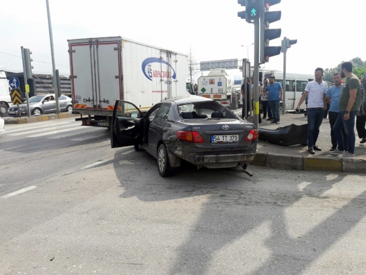 Servis Minibüsü İle Otomobil Çarpıştı: 7 Yaralı