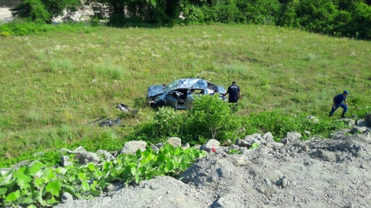 Otomobil Şarampole Yuvarlandı: 4 Yaralı