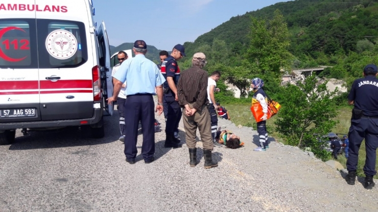 Otomobil Şarampole Yuvarlandı: 4 Yaralı