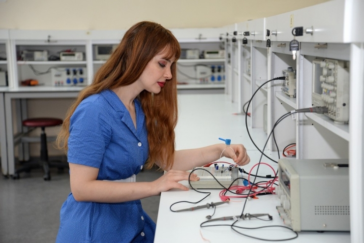 Aylık 4 Bin 500 Tl Bursla Staja Başladılar