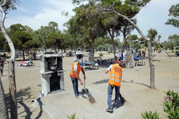 Lara Plajından Her Gün 60 Ton Çöp Toplanıyor