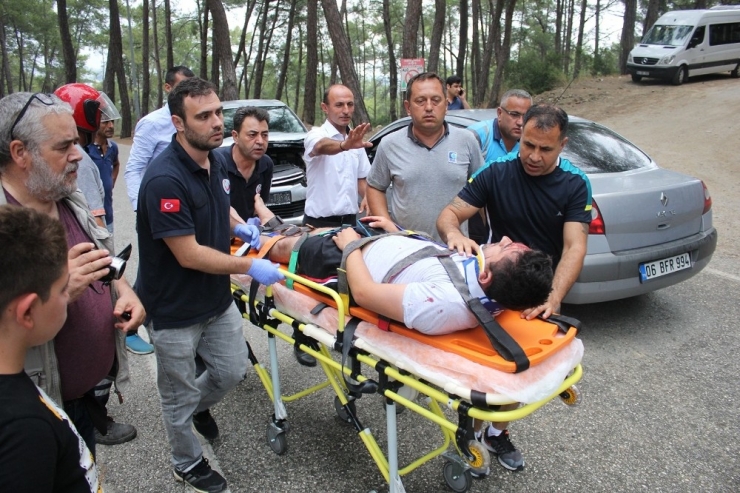 Antalya’da İki Araç Kafa Kafaya Çarpıştı: 2 Yaralı