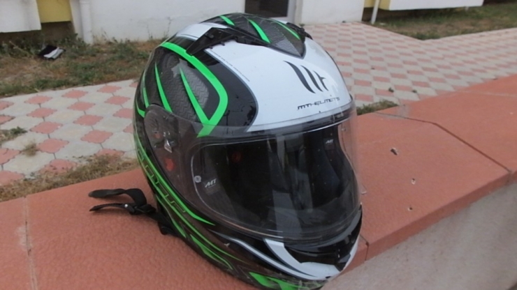 Motosiklet Sürücüsünü Kaskı Kurtardı