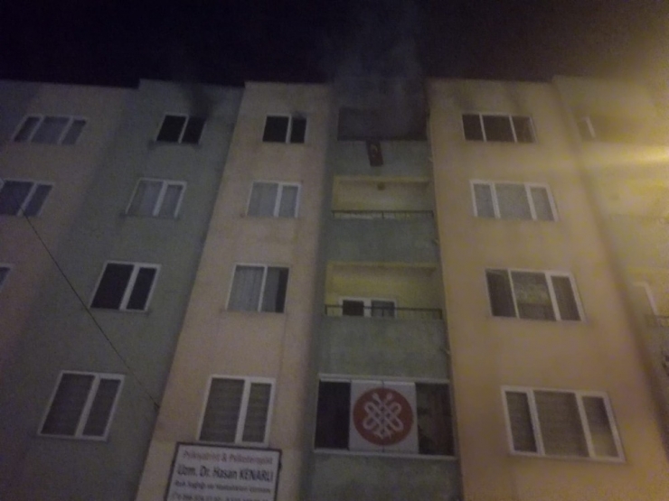 Apartman Dairesi Yangında Büyük Zarar Gördü