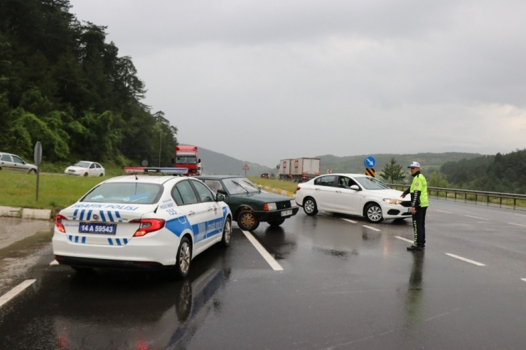 Bolu’da Etkili Olan Sağanak D100’ü Trafiğe Kapattı