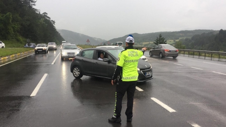 Bolu’da Etkili Olan Sağanak D100’ü Trafiğe Kapattı